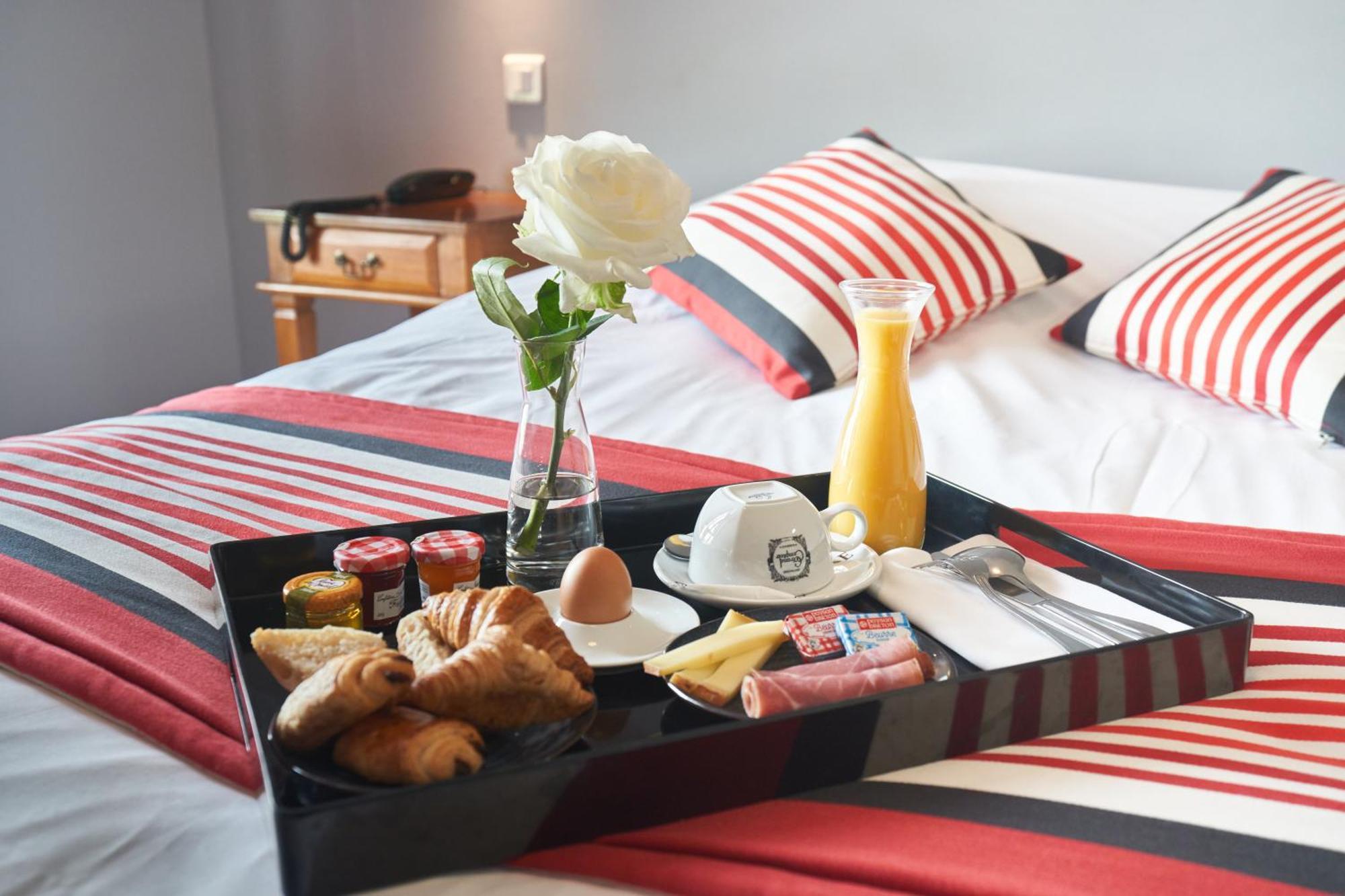 Logis Hotel De La Tour Либурн Экстерьер фото