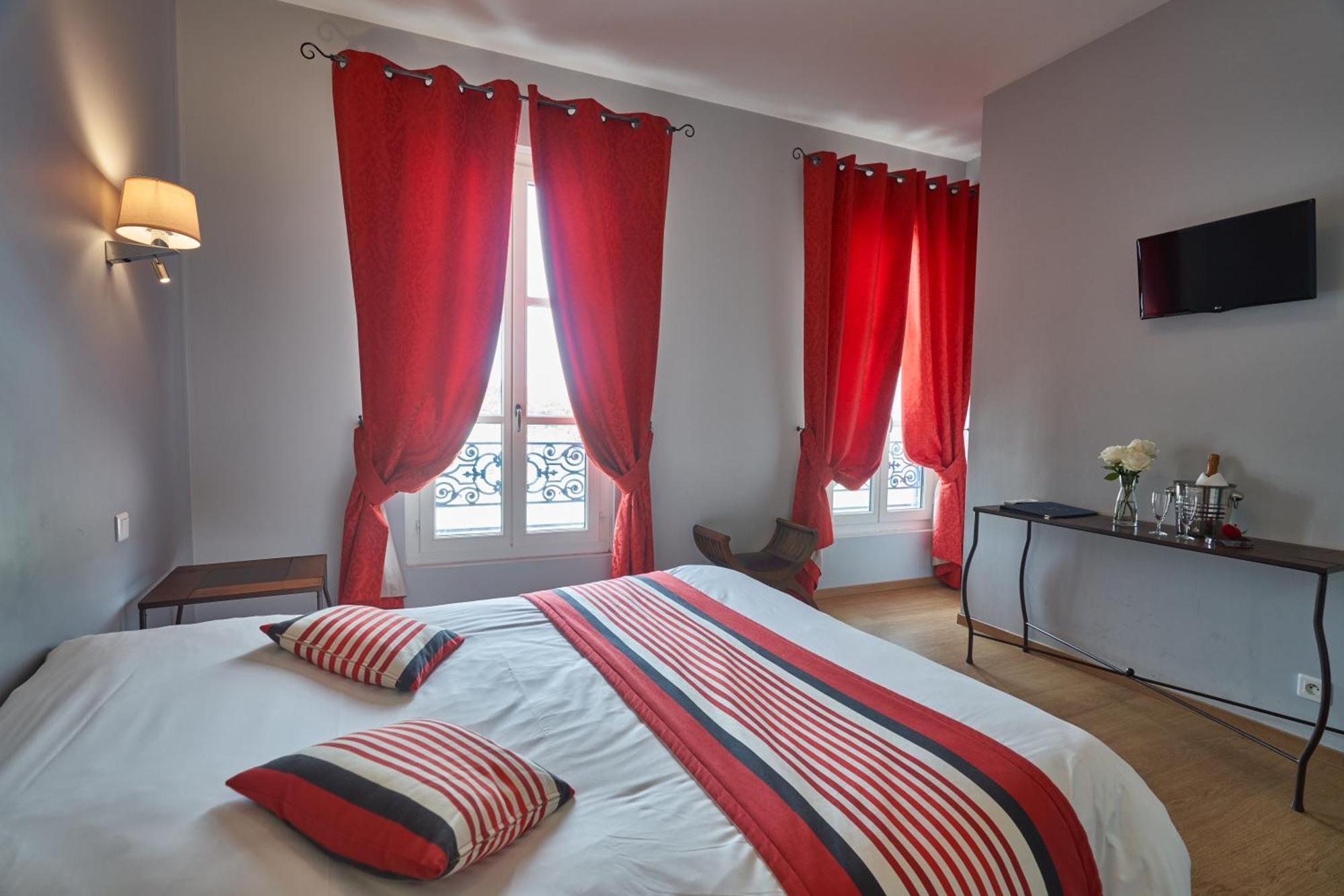 Logis Hotel De La Tour Либурн Экстерьер фото