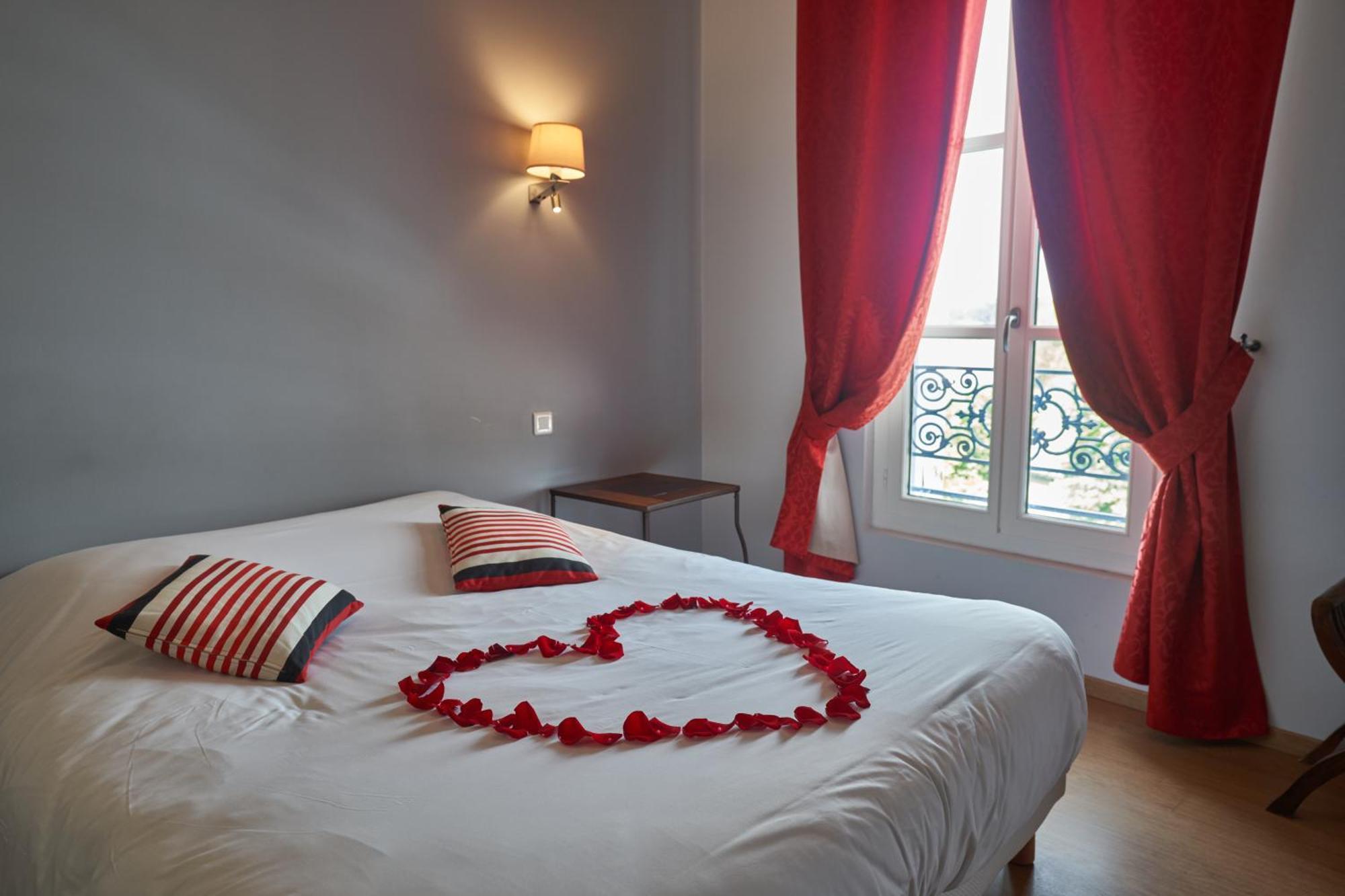 Logis Hotel De La Tour Либурн Экстерьер фото