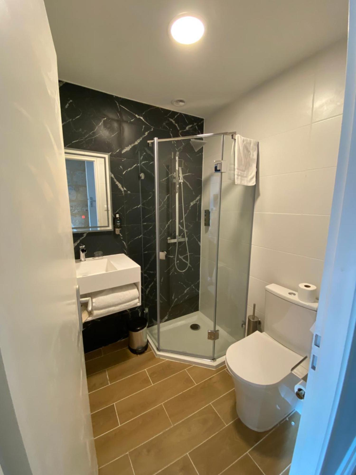 Logis Hotel De La Tour Либурн Экстерьер фото