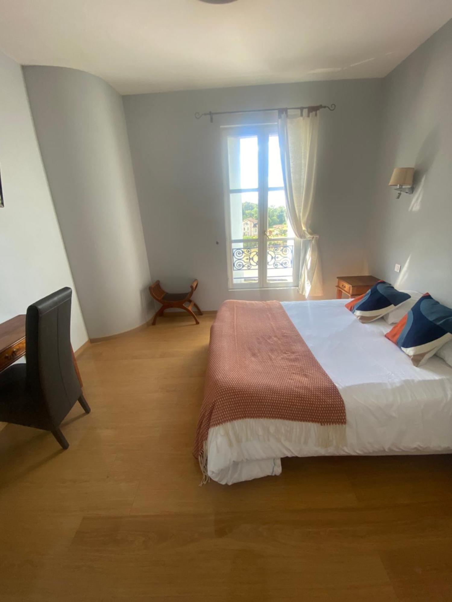 Logis Hotel De La Tour Либурн Экстерьер фото