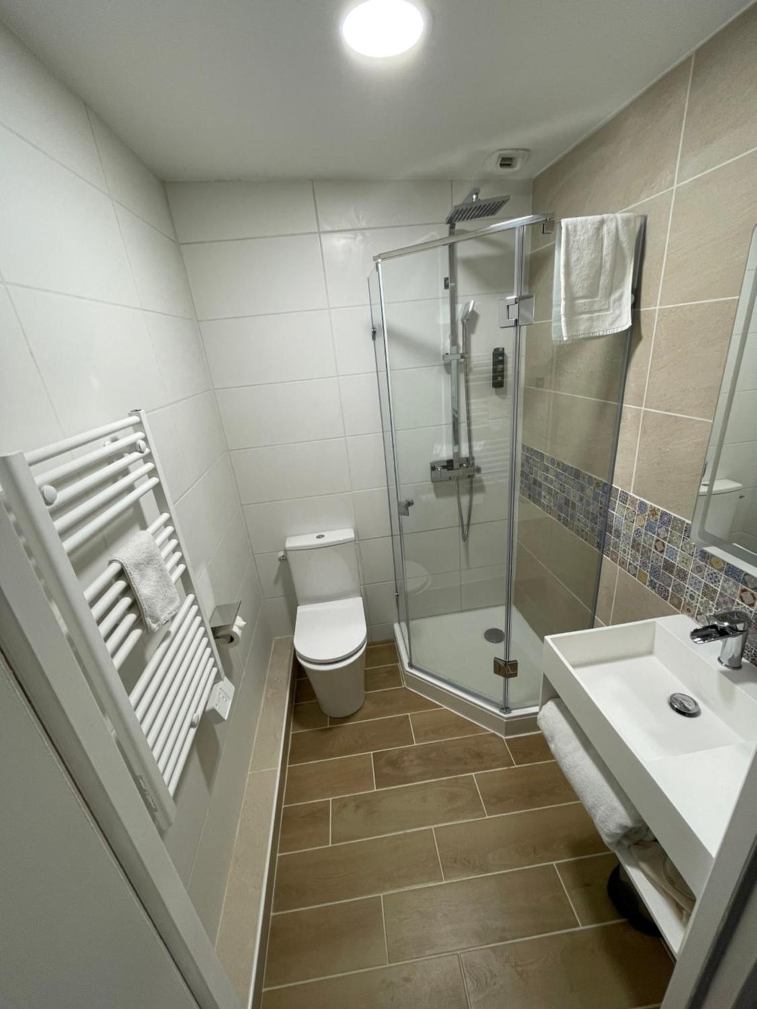 Logis Hotel De La Tour Либурн Экстерьер фото