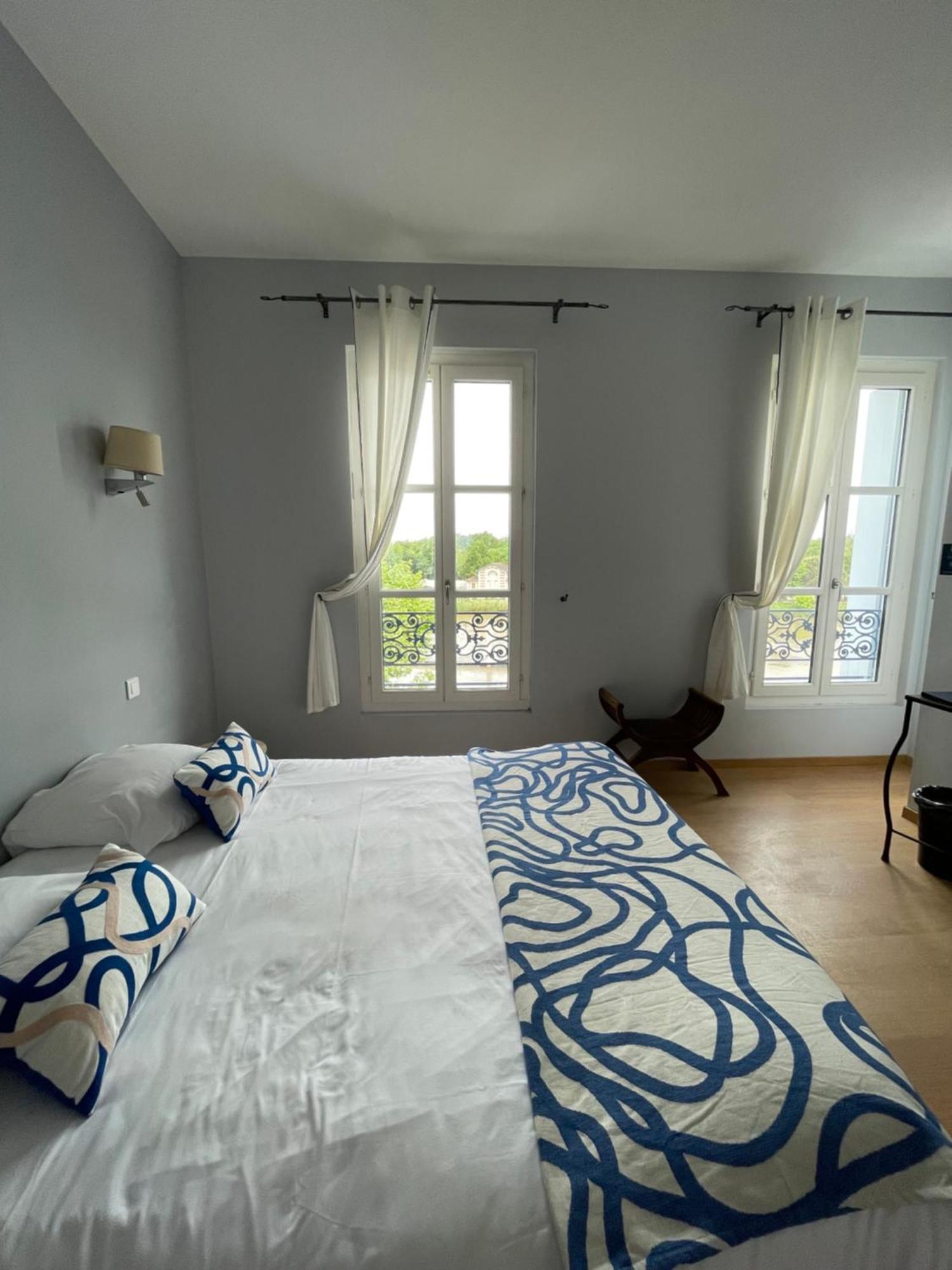 Logis Hotel De La Tour Либурн Экстерьер фото