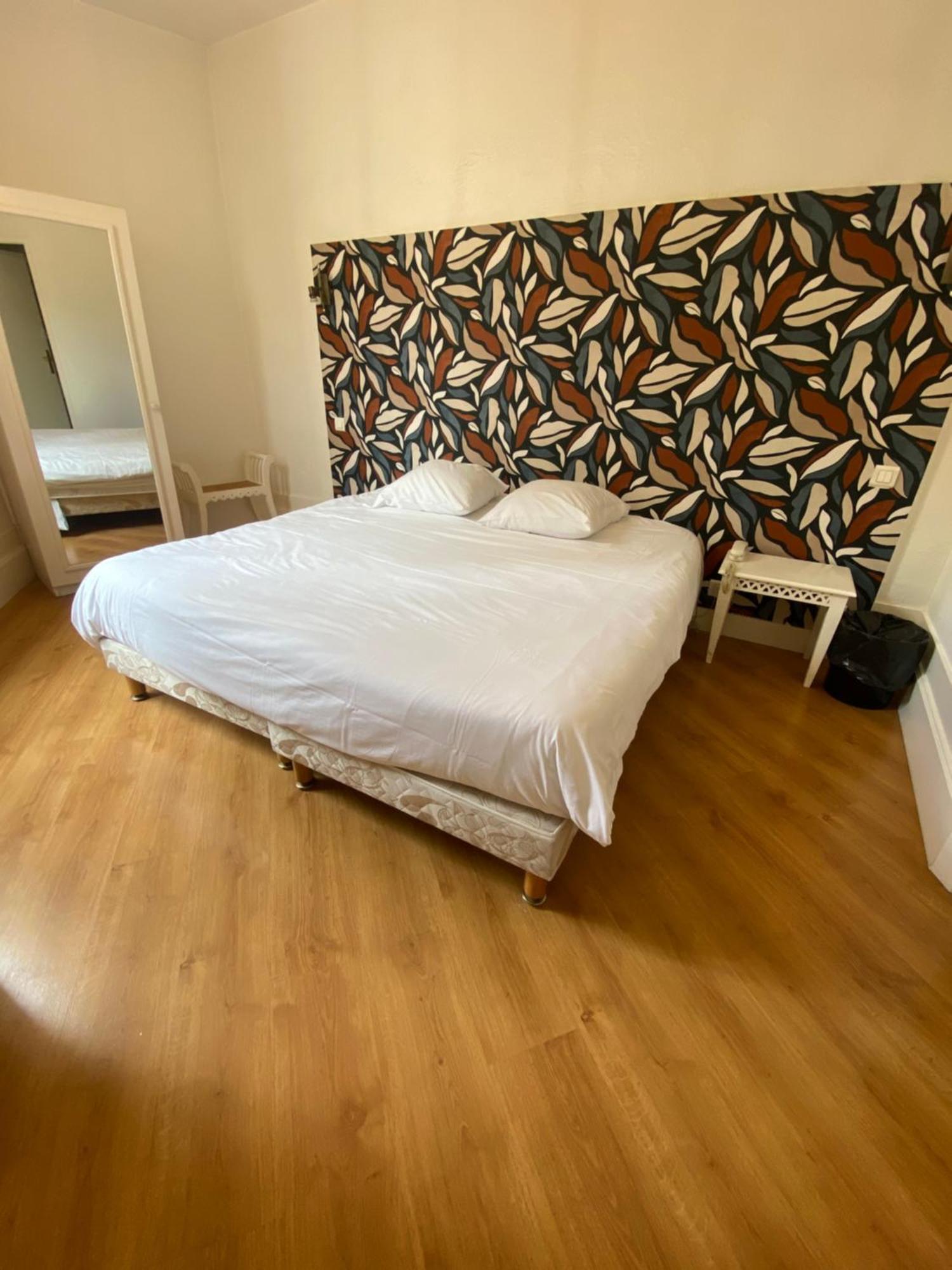 Logis Hotel De La Tour Либурн Экстерьер фото