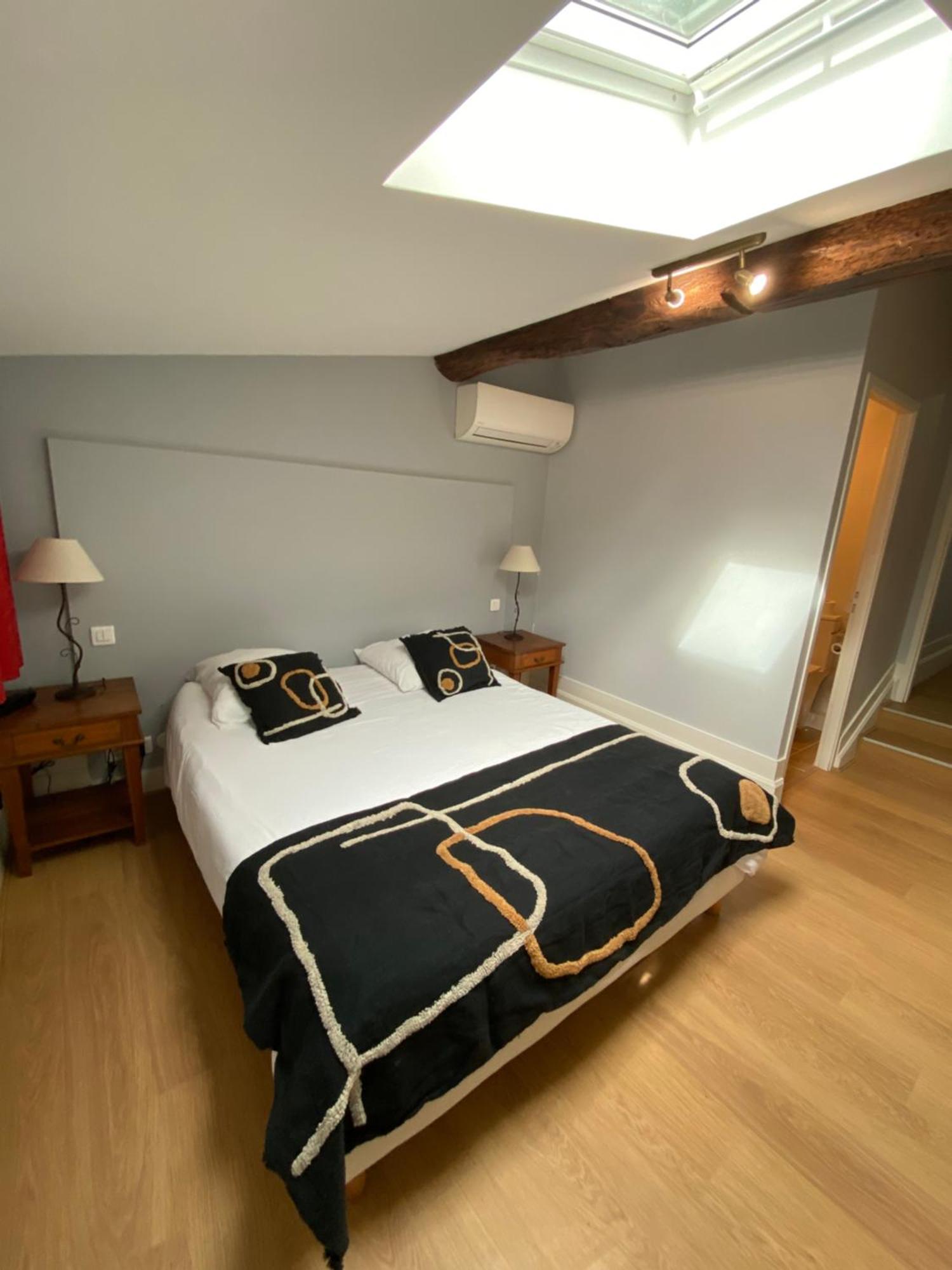 Logis Hotel De La Tour Либурн Экстерьер фото